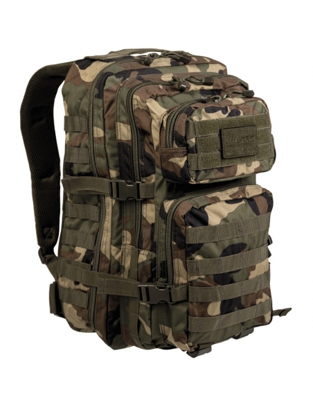 Mochila tática militar MilTec US Assault LG de 36 litros, modelo Woodland, com fecho frontal em velcro.