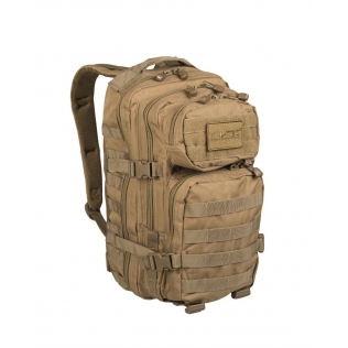 Mochila tática militar MilTec US Assault SM de 20 litros na cor coyote com fecho frontal em velcro.