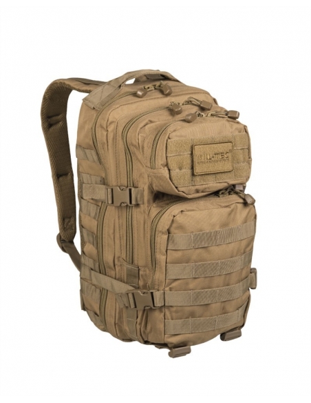 Mochila tática militar MilTec US Assault SM de 20 litros na cor coyote com fecho frontal em velcro.