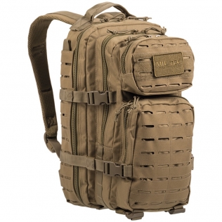Mochila tática militar MilTec US Assault SM de 20 litros com corte a laser na cor coyote e fechamento frontal em velcro.