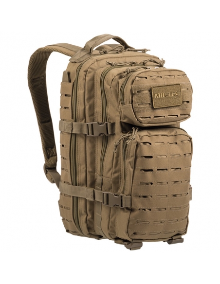 Mochila tática militar MilTec US Assault SM de 20 litros com corte a laser na cor coyote e fechamento frontal em velcro.