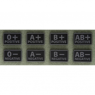 Conjunto de 2 adesivos Helikon-Tex para identificação do tipo sanguíneo na cor preta.