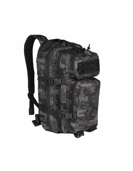 Mochila tática militar MilTec US Assault SM de 20 litros com corte a laser e camuflagem escura.